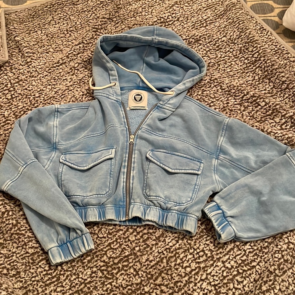 Urban Outfitters Cropped sweatshirt